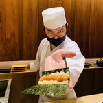 鮨 由う - 大将 北海道産 バフンウニの手巻きで決めポーズ2