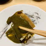 鮨 由う - 蒸し鮑の食べ比べ 肝ペースト和え