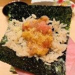 鮨 由う - ・三陸産ムラサキウニ、富山産白えび
      　鮪中落ちの残りを軍艦巻きで