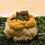 鮨 由う - 港区巻き
      （北海道噴火湾産毛蟹と唐津産赤ウニ
      　由うオリジナルキャビアのせ）