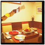 小料理 げいん - 前にランチで行った時の写真発見☆

テーブル席( ・∀・)つ

あともう一つ個室っぽい感じの4名席が一階にはあります(●･◡･●)