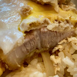とんかつ燕楽 - 【カツ丼 1050】 　赤身も旨味が最大限に引き出されてて 　柔らか過ぎない適度な歯応え