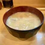 とんかつ燕楽 - 【カツ丼 1050】 　アツアツの白味噌豚汁 　野菜の風味を残しつつも 　火はチャンと通ってて出汁を吸ってる