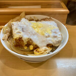 とんかつ燕楽 - 【カツ丼 1050】　密着の衣は卵を纏いつつも… 　上面はクリスピーさを残しており 　出汁の染みた下面との対比は… 　得も言えぬ複雑な食感を与えてくるん♪
