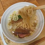 鶏と魚 - 麺のリフトアップ