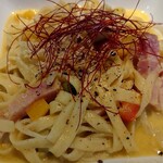 カフェドエピ - ベーコンと夏野菜のカレークリームソースパスタのランチ(1050円税込)  サラダ、スープ、パン、ドリンクも付きます。