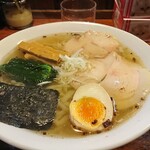 麺屋 双喜 - 愛して止(や)まない双喜さんの「しおラーメン」。具は、味玉、支那竹、焼海苔、ほうれん草、刻み葱、そしてチャーシュー何と2枚。具沢山で、しかも麺大盛無料なんですから、ありがたいのなんのって。(笑)