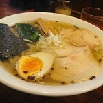麺屋 双喜 - スープの湖面に漂ってるのは「焦がし葱」です。これが美味しさを引き立てています。