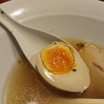 麺屋 双喜 - 麺を全部いただいて、最後に味玉をパクッ、そして最後にチャーシューをひと齧(かじ)りしてはスープを、もうひと齧(かじ)りしてはスープを…あぁ、美味しかった。