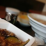 来勝軒 - なす丼セット(ラーメン・ザーサイ・シュウマイ・杏仁豆腐)