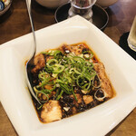中華処 青天 - これが個人的ベストヒットな麻婆豆腐✨❗️
            辛みはテーブルの唐辛子や花椒で調整可⭐️