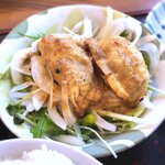 さくら本店 - (ﾗﾝﾁ)さくら定食 変わり鉢：新玉ねぎと揚げ餃子のサラダ　2020.6.11