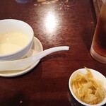 花梨亭 - セットのスープとザーサイ