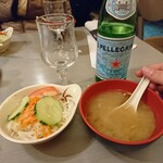 Fujiyama - ミニサラダとねぎと・ワカメの味噌汁。味はヘルシーを意識しているのか、かなり薄め＾＾；