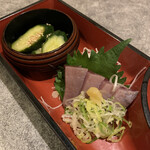 居酒屋酒肴 - 本日のお通し、かつお刺とキュウリ梅酢漬