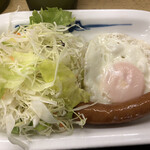 Matsuya - メインのソーセージに半熟の目玉焼きに野菜サラダ。