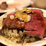 オカダ食品株式会社 - ローストビーフ用極上赤身肉  出来上がり オン ガーリックライス with ガーリックチップ