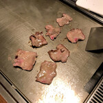 オカダ食品株式会社 - 薄切りタン焼き焼き風景