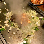 オカダ食品株式会社 - 野菜を炒めて、レバーとキムチを投入