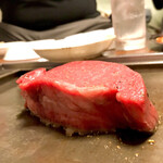 オカダ食品株式会社 - 和牛極上ヒレステーキ 焼き焼き風景