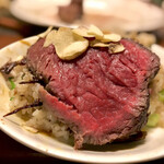 オカダ食品株式会社 - 厚切りローストビーフ オン ガーリックチャーハン with ガーリックチップ