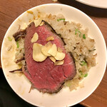 オカダ食品株式会社 - 厚切りローストビーフ オン ガーリックチャーハン with ガーリックチップ