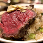 オカダ食品株式会社 - 厚切りローストビーフ オン ガーリックチャーハン with ガーリックチップ