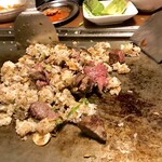 オカダ食品株式会社 - ガーリックチャーハンにカイノミステーキを混ぜ込む