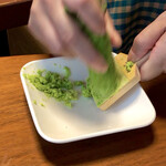 オカダ食品株式会社 - 本山葵をおろします(鮫おろしは持ち込み)