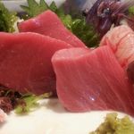 亀喜寿司 - 本鮪マグロ (１９０㎏級 中トロ＆ヘソトロ) ＆ 葡萄海老)