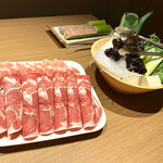 Yakuzen Hinabe Shabu Shabu Shaoweiyan - お肉4種盛り合わせ(ラム、牛ロース、国産豚ロース、国産鶏肉)、野菜10種盛り合わせ(もやし、豆腐、白菜、水菜、きくらげ、小松菜、春雨、大根、長葱、えのき)、自家製鶏肉団子