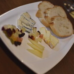 ワインバー バッカス - 本日ご用意したチーズ３種とドライフルーツ盛合せ（７５０円）２０２０年６月