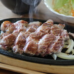 おきなわポークビレッジ - 自社ブランド豚の肩ロース、豚の深い味わいを食すならこれで決まり！