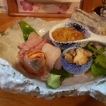 hide’s dining 遊 - ある日の刺盛り。左上がカスベ