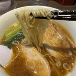 支那そばや - 鮭出汁ラーメンの麺　リフト　細麺　めちゃ美味い！