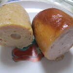 ハウスメッツガー・ハタ - グリルした左・ヴァイスブルスト、右・カリーブルスト