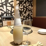 焼肉 高麗ガーデン - ボクスンドガ ！韓国蔚山市から送られてくる自然発酵のものーー！！
いつの間にか雑誌ananのお持たせ特集で紹介され、お取り寄せネットでランキング1位に輝いてるし。
大阪で飲めるのどこーー？て探してる方は高麗ガーデンへ（笑）
ボトルだけでなくグラス一杯から飲めます！！数量限定です！
