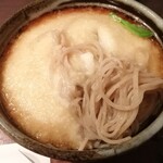 寺方蕎麦 長浦 - タレをかけて、大根おろしの下には蕎麦があります