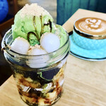 ソヨズカフェ - 和風パフェと言うより、美味しいケーキです。奥のカフェラテは濃厚で、とっても美味しい❤️