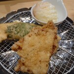 Tempura Meshi Kaneko Han Nosuke - 天ぷらその② 鶏ささみ、鶏もも、半熟玉子