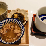 酒の穴 鳥心 - お通し(鶏スープ・もずく・冬瓜)と乾坤一(鈴風／純米吟醸)