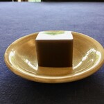 空也 - 水羊羹（外の緑が天面に映っている）