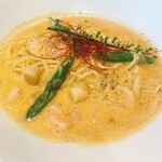 ラーラ - エビと小柱のオマールクリームパスタ。生麺によく合って美味しいです。