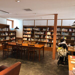마루야마 커피 하루니레 테라스점 - 매장 내에는 자유롭게 읽을 수 있는 책이 많이 있습니다.