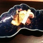 虎白 - 和牛のタタキ黄身酢がけ。