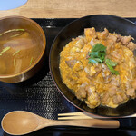 炭焼TOKI - 親子丼と具だくさん味噌汁は¥900ですよ