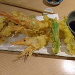 港町のモンキチ - 魚屋の天麩羅盛合せ(980円)