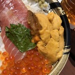 シマワキ水産 八食店 - 生うに丼のドアップ！
