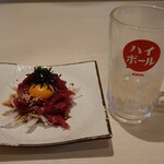 Shouwashokudoushirokoekimaeten - 牛生ハムユッケ+自家製鶏唐揚げ5個(タルタル南蛮)とハイボール