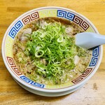 Ramen Hokuto - 10分程で着丼、醤油ラーメン、麺硬さ普通・背脂普通・ネギ多めで。あっさりと言いながらまあまあ醤油濃いめ。背脂はクドくなかった。